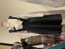 롯폰기 뮤지엄의 히나타자카46 전시회 "WE R!"에서 전시된 '그런 거 아냐'의 뮤직비디오 의상 (2024년 5월 13일 촬영)