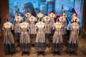 "너는 허니듀" 뮤직 비디오 착용 의상