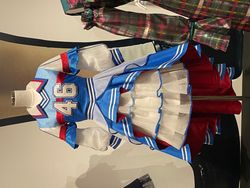 롯폰기 뮤지엄의 히나타자카46전 「WE R!」에서 전시된 「제73회 NHK 홍백가합전」에서 『키츠네』를 선보였을 때의 의상 (2024년 5월 13일 촬영)