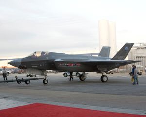 2006년 7월 7일, 첫 번째 F-35A 시제품 AA-1이 취임식으로 견인되고 있다.