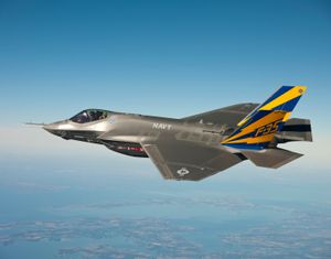 첫 번째 F-35C 비행 과학 항공기 CF-01이 2011년 2월 체서피크 만(Chesapeake Bay) 상공에서 시험 비행을 수행한다.