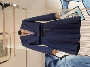 롯폰기 뮤지엄의 히나타자카46 전시회 "WE R!"에서 전시된 『One choice』의 솔로 아티스트 사진용 의상 (2024년 5월 13일 촬영)