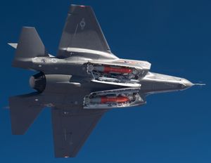 F-35A 무장창에 2개의 B61 핵폭탄과 2개의 AIM-120 AMRAAM 장착