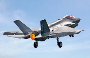 최초의 F-35C 라이트닝 II 출격이 VFA-101(제101전투비행대대)에서 에글린 공군 기지(Eglin Air Force Base)에서 이륙하고 있다.