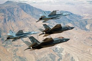 두 대의 F-35C와 F/A-18E/F가 2015년 9월 NAS 팔론(NAS Fallon), 즉 탑건(TOPGUN)의 기지 위를 비행하고 있다.
