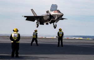F-35B ZM148 of 제617 비행대대가 2019년 HMS 퀸 엘리자베스에 착륙