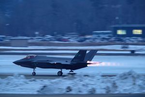 JASDF 미사와 공군 기지에서 애프터버너를 사용 중인 F-35A