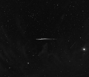 1세대 이리듐 6 위성과 그 대체 위성인 51번 위성이 21초 노출로 섬광을 낸 모습