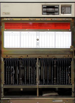 VAX 8350의 전면 커버를 벗긴 모습