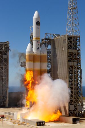 델타 IV 헤비 로켓으로 NROL-82 발사