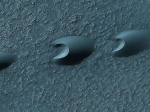 세이프와 바르한 사구가 헬레스폰투스 지역의 화성 표면에 형성되어 있다. 사구는 바람에 의해 대량의 모래가 운반되어 형성되는 이동성 지형이다.