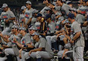 애리조나 선수들이 2012년에 프로그램의 네 번째 칼리지 월드 시리즈 우승을 축하하고 있다.