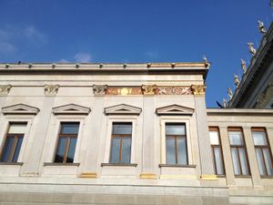 정면의 다채로운 부분. 건축가 테오필 폰 한센은 고대 그리스처럼 건물 전체 외관을 다색으로 칠할 계획이었다.