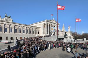 2023년 1월 14일 공개 행사에서 오스트리아 의회 건물 앞에서 줄을 서 있는 사람들