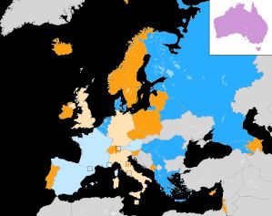 준결승 배정 추첨 결과 (파란색: 제1 준결승 참가 국가, 하늘색: 결승전에 자동 진출하지만 제1 준결승 투표에도 참여하는 국가, 주황색: 제2 준결승 참가 국가, 연주황색: 결승전에 자동 진출하지만 제2 준결승 투표에도 참여하는 국가, 보라색: 결승전에 자동 진출하며 두 준결승 모두 투표에 참여하는 국가)