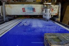 최근 주류인 아크릴 수지판에 기계 조각으로 제작된 간판 (중국윈난성쿤밍시 우화구 웬먀오 거리)