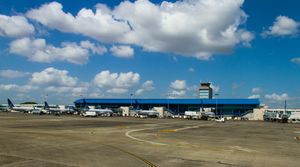 활주로에서 본 토쿠멘 국제공항