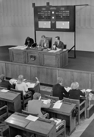 1982년 횔싱키 증권 거래소에서 증권 중개인들이 거래하는 모습