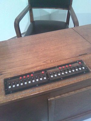 헬싱키 증권 거래소의 오래된 전자 기계식 중개인 터미널, 2013년 핀란드 은행 박물관(Rahamuseo)에서 촬영