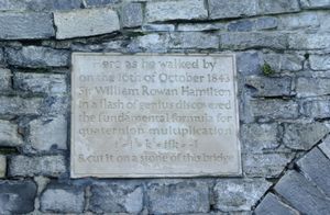 더블린의 브룸 다리에 새겨진 사원수 곱셈 발견에 관한 명판.