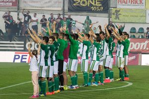 보헤미안스 1905 팬들이 경기 후 축하하고 있다