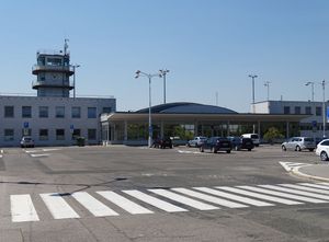 1937년에 건설된 구 관제탑(후면) – 현재 터미널 4의 일부