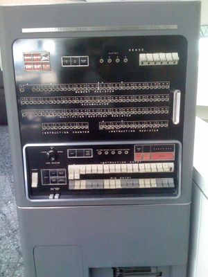 누산기 및 기타 레지스터를 표시하는 램프가 있는 IBM 701 컴퓨터의 전면 패널