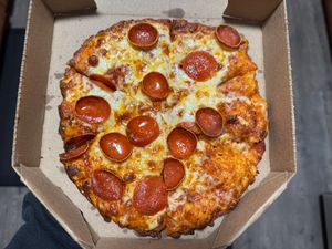 라운드 테이블 피자의 개인용 페퍼로니 피자.