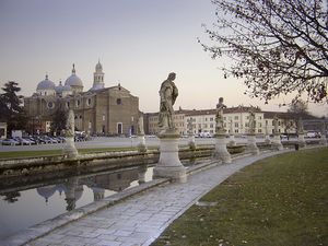 프라토 델라 발레의 큰 광장을 마주하고 있는 성 지우스티나 대성당