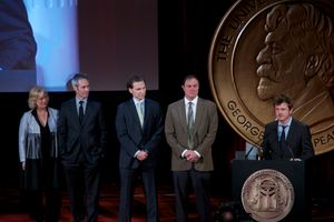 제73회 피바디상 시상식에서 출연진 및 제작진과 함께한 보 윌리몬