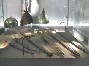 켈텐 박물관(Keltenmuseum)에 전시된 오스트리아 할라인 출토 검과 투구