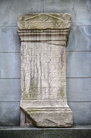 취리히 린덴호프 언덕의 Pfalzgasse에 있는 로마 묘비의 현대 복제품