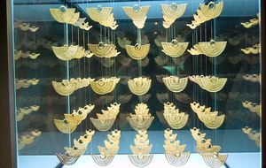 무세오 델 오로(Museo del Oro)에는 600점 이상의 젠(Zenú) 토착 문화의 금 및 도자기 작품이 소장되어 있다.