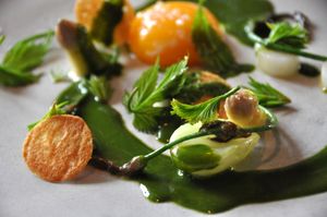 수란 노른자와 향기풀 소스를 곁들인 흰 아스파라거스