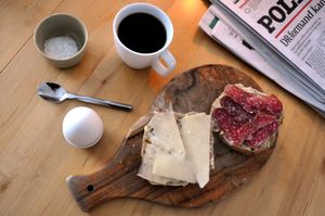 치즈와 살라미를 곁들인 빵, 반숙 계란, 커피; 전형적인 일상 아침 식사