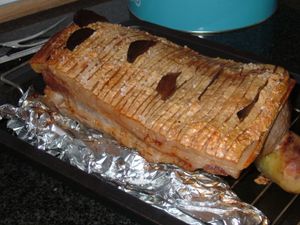 바삭한 껍질이 있는 구운 돼지고기 "Flæskesteg"