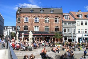 카페는 가벼운 식사를 하기에 좋으며, 일부 카페는 레스토랑으로 운영되기도 한다.