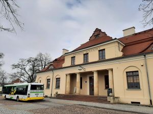 모들린 기차역과 그 앞에 KM 버스