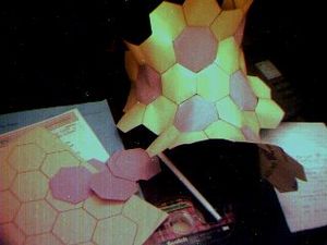 쌍곡면을 (일부) 근사하는 종이 모형인 "쌍곡선 축구공". 절단된 정이십면체가 구를 근사하는 것과 유사하다.