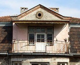 크라쿠프-플라쇼프 강제 수용소 내 아몬 괴트의 집. 생존자 헬렌 요나스-로젠스바이그는 괴트가 이 발코니에서 수감자들을 저격했다고 증언했다. 괴트가 티롤 모자를 쓰고 나타나는 것은 숙련된 수감자들이 몸을 피해야 하는 신호였다고 한다.