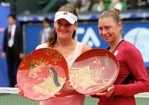 2011년 팬 퍼시픽 오픈 결승전 후의 라드반스카와 즈보나레바