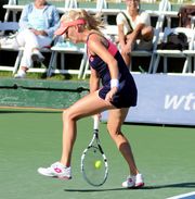 라드반스카가 트위너 샷을 치고 있다