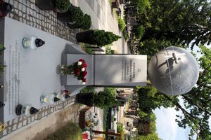 헤르마셰프스키의 묘, 바르샤바 포봉키 군사 묘지에 위치