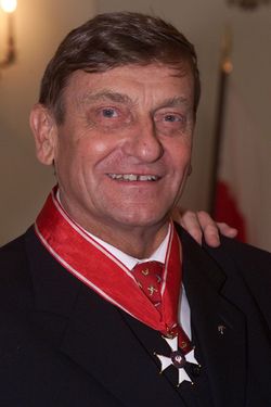 미로스와프 헤르마셰프스키는 2003년 알렉산데르 크바시니에프스키에게 폴란드 재건 기사 훈장 사령관 십자장을 받았다.