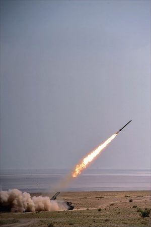 2014년 이란 군사 훈련에서 발사된 기본적인 파즈르-5 로켓.