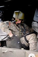 AH64용 통합형 헤드마운트 디스플레이 헬멧을 착용한 비행 훈련 전 훈련생