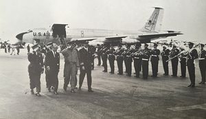 1957년 11월 11일, 미국 공군 참모 차장 커티스 르메이 장군은 장거리 비행에서 첫 번째 KC-135를 시험했다.