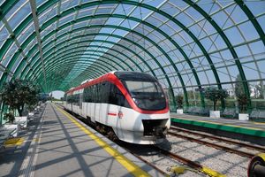 TFC 열차가 OTP역에 정차해 있다