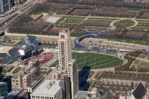 윌리스 타워에서 2007년에 촬영한 밀레니엄 파크의 제이 프리츠커 파빌리온과 BP 다리. 뒤편에는 데일리 바이센테니얼 플라자가 보인다.