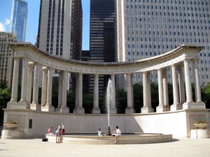 리글리 광장의 밀레니엄 기념비